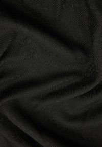Tessuto nero testurizzato con un motivo intrecciato, caratterizzato da un design sottile. Superficie liscia con una leggera lucentezza, che crea profondità e interesse visivo.
