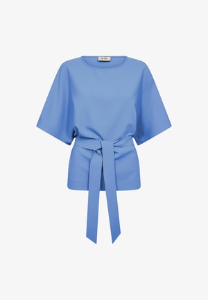 Blauwe blouse met korte mouwen, ronde hals en brede ceintuur gestrikt in de taille, weergegeven op een witte achtergrond.