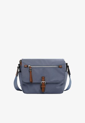 Bolso azul de bandolera con bolsillo delantero con cremallera, correa ajustable de hombro y hebilla de cuero marrón.