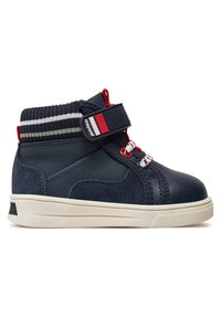 Sneaker alta blu in pelle texturizzata e suede, con colletto in maglia striata, dettagli rossi e suola in gomma bianca. Dotato di una fascia in Velcro e lacci.