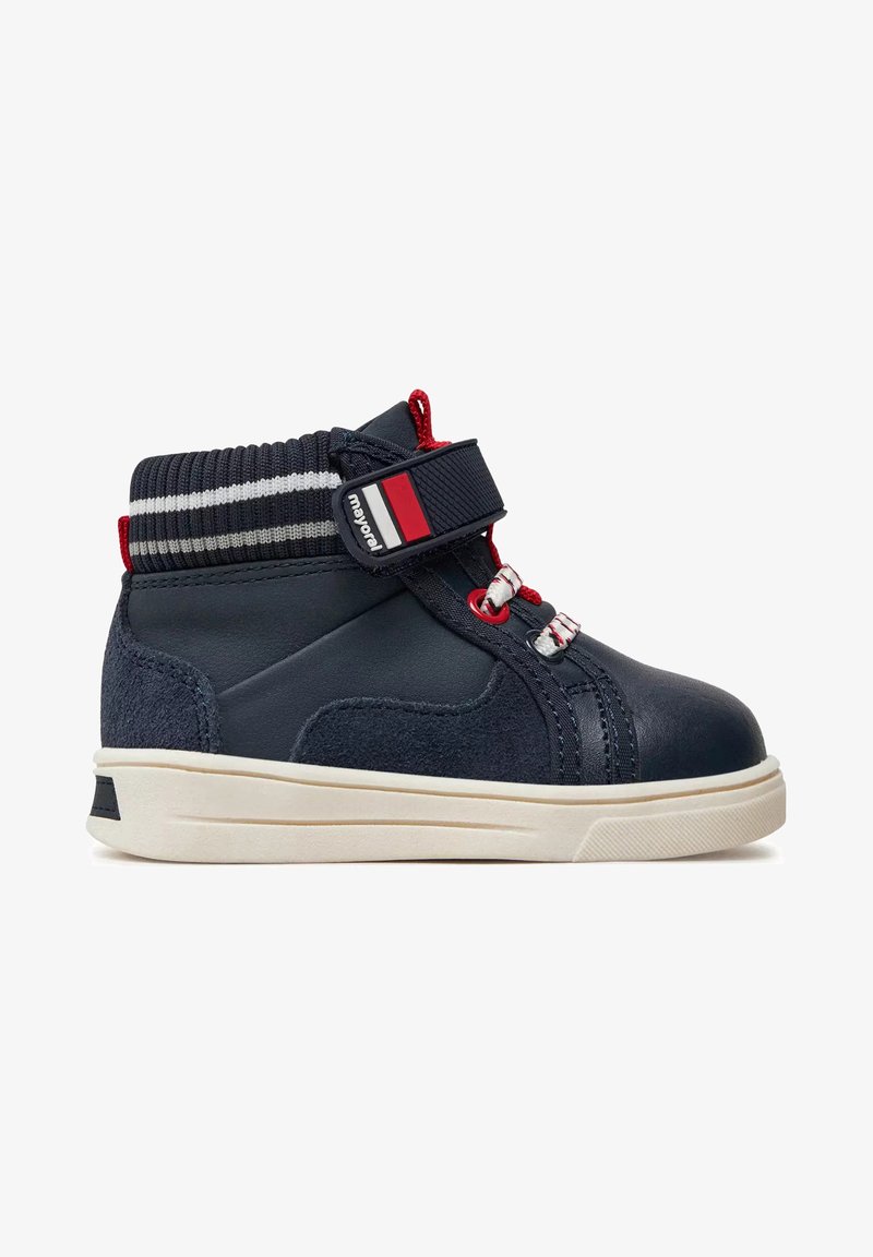 Sneaker alta blu in pelle texturizzata e suede, con colletto in maglia striata, dettagli rossi e suola in gomma bianca. Dotato di una fascia in Velcro e lacci.