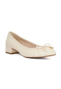 Ballerines en cuir verni beige avec un petit talon carré, un nœud sur le devant orné de perles et un design plissé sur le bout.