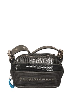 Borsa a tracolla in rete nera con cerniera argentata, tracolla regolabile e moschettone blu, con marchio "PATRIZIA PEPE" sulla tasca frontale.
