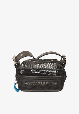 Borsa a tracolla in rete nera con cerniera argentata, tracolla regolabile e moschettone blu, con marchio "PATRIZIA PEPE" sulla tasca frontale.