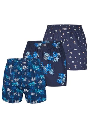 Tre par mørkeblå herreboxershorts med forskellige tropiske og abstrakte mønstre, alle med elastisk talje og knaplukning.