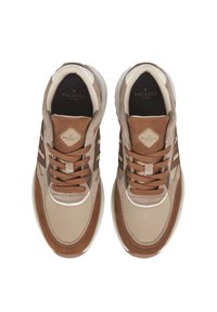 Un paio di sneaker Hackett London marroni e beige con lacci e dettagli in camoscio, viste dall'alto su uno sfondo bianco.