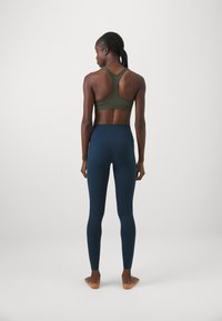 Nike Performance ZENVY - Leggingek - armory navy/black