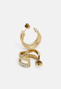 Pendientes de aro en tono dorado con superficie texturizada y una fila de cristales transparentes a lo largo de uno de los bordes, con un cierre de perno seguro.