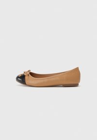Unselected, nude black