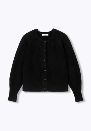 Cardigan noir cropped en matériau doux. Il présente un col rond, des manches longues et une fermeture à boutons sur le devant avec des boutons ronds.