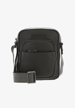 Sac bandoulière noir en matériau texturé ; il comprend une poche frontale, un logo et une sangle réglable avec une boucle en métal.