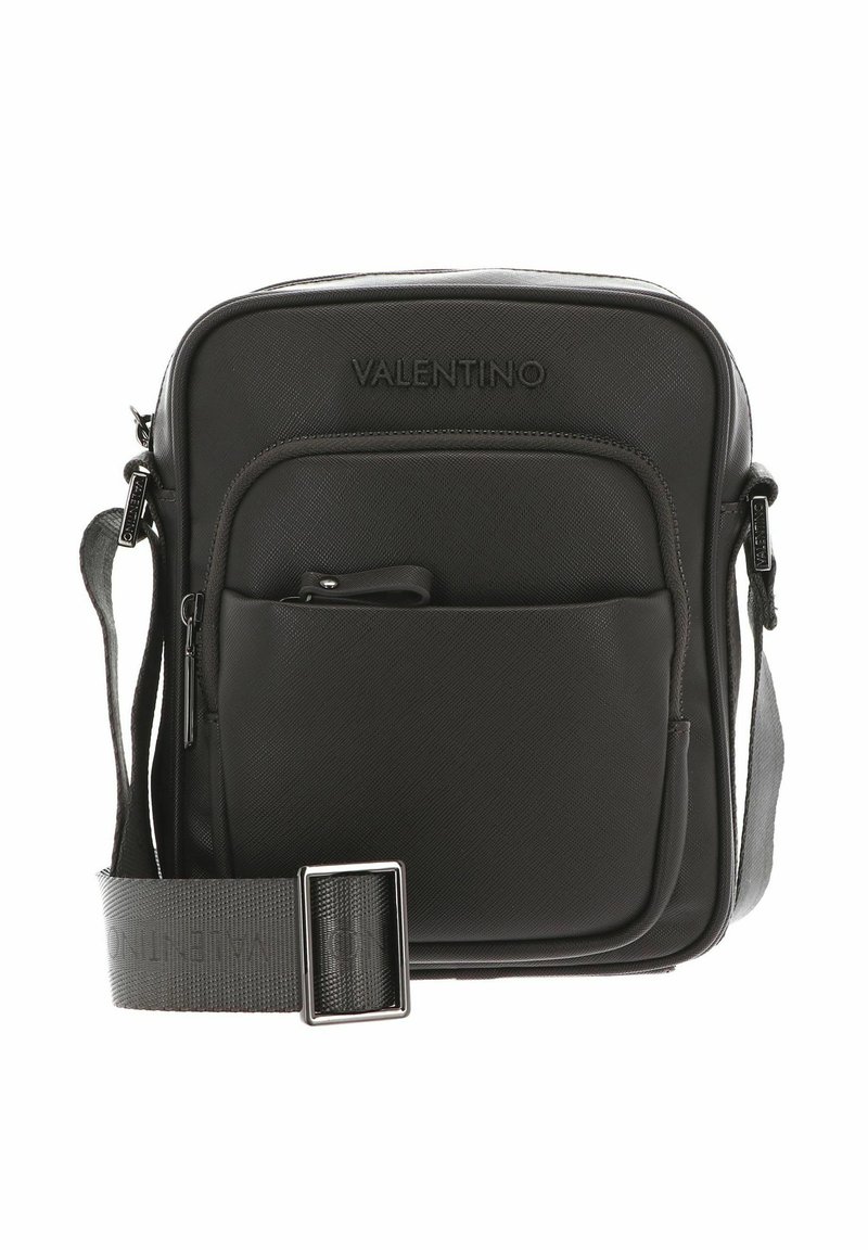 Sac bandoulière noir en matériau texturé ; il comprend une poche frontale, un logo et une sangle réglable avec une boucle en métal.