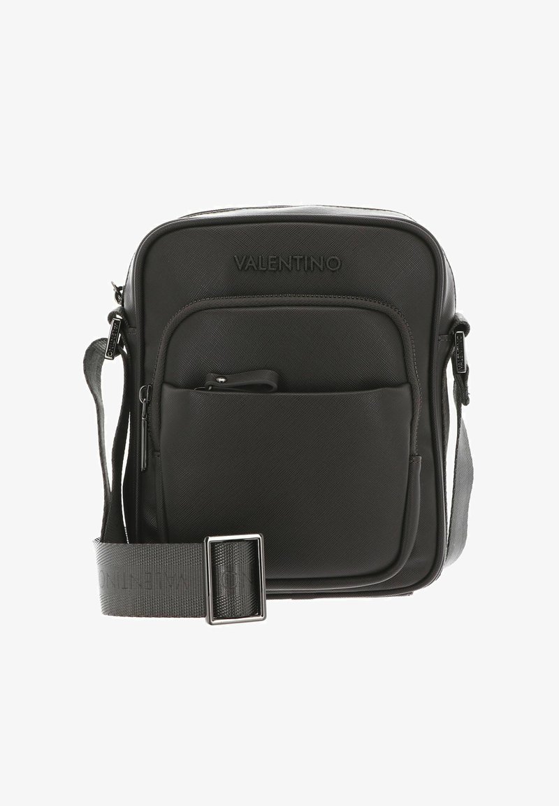 Sac bandoulière noir en matériau texturé ; il comprend une poche frontale, un logo et une sangle réglable avec une boucle en métal.