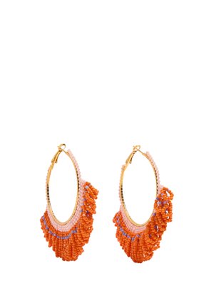 Złote kolczyki koła ozdobione warstwami pomarańczowych, różowych i fioletowych koralików ułożonych w grupę na dolnej połowie.