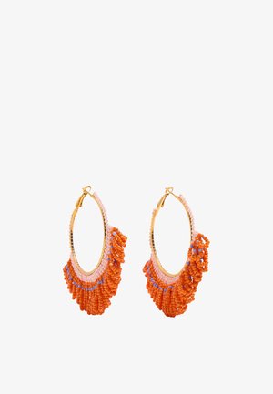 Złote kolczyki koła ozdobione warstwami pomarańczowych, różowych i fioletowych koralików ułożonych w grupę na dolnej połowie.