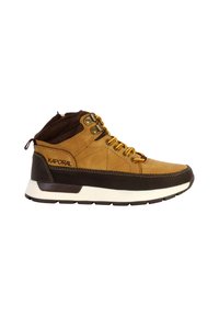 Zapatilla alta de cuero marrón y tela color café con cordones amarillos, ojales de metal y suela blanca; cuenta con un acabado texturizado y detalles de costura.