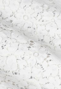 Weißes Spitzengewebe mit einem floralen Muster, das über feine Details, eine zarte Textur und ein durchscheinendes Aussehen verfügt. Weiches und leichtes Material.