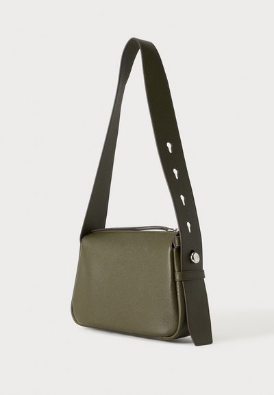 Τσάντα crossbody από δέρμα ελιάς με πλατιά ρυθμιζόμενη λωρίδα με τρύπες σε σχήμα κλειδαρότρυπας και ασημένιο κουμπί κλεισίματος.