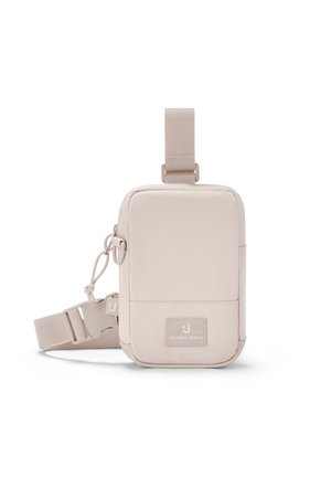 Geantă mică dreptunghiulară bej, cu curea ajustabilă, închidere cu fermoar și etichetă "Johnny Urban" pe față.