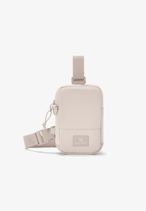 Pequeño bolso rectangular beige de tipo bandolera con correa ajustable, cierre de cremallera y etiqueta "Johnny Urban" en el frente.