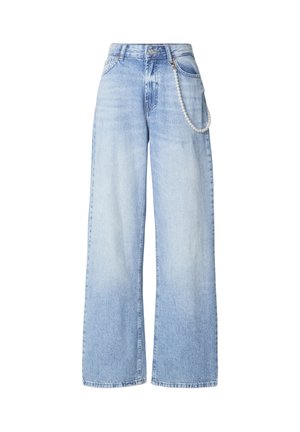 Hellblaue Jeans mit weitem Bein, hoher Taille und einer Perlenkette, die an der vorderen rechten Tasche befestigt ist.