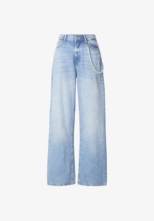Hellblaue Jeans mit weitem Bein, hoher Taille und einer Perlenkette, die an der vorderen rechten Tasche befestigt ist.