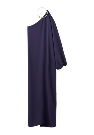 Vestido largo de un solo hombro en color púrpura oscuro con una única manga larga abullonada recogida en la muñeca, colgado de una percha dorada.