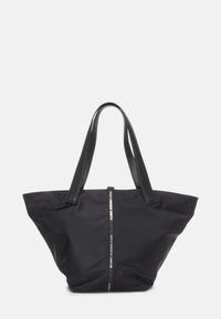 Borsa tote nera con tessuto liscio e manici in pelle, caratterizzata da una zip centrale con marchio. Design spazioso e strutturato.
