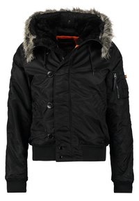 Schwarze gepolsterte Jacke mit einer Kapuze aus Kunstfell, ausgestattet mit einem Frontreißverschluss, Knopfverschlüssen und seitlichen Taschen. Rippbündchen und Saum.