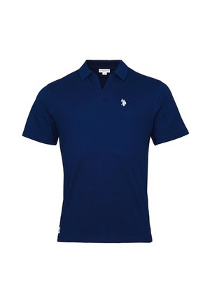 Tricou polo albastru marin cu mâneci scurte, guler și un mic logo alb brodat pe partea stângă a pieptului.