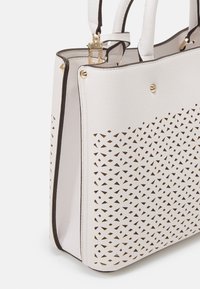 Guess MERIDIAN GIRLFRIEND SATCHEL - Kézitáska - white