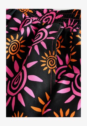 Črna tkanina z živahnimi vzorci sonca v roza in oranžni barvi. Elastičen pas s kontrastnimi roza šivi in mehko teksturo.