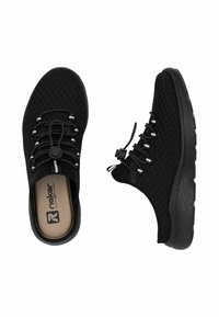 Scarpe sportive nere con una tomaia in rete testurizzata, lacci elastici e suola in gomma. Presentano un logo sulla soletta e accenti in contrasto.