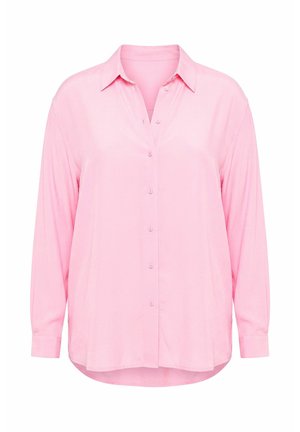 Camisa de manga larga rosa claro con botones, cuello, puños remangados y un dobladillo ligeramente curvado, mostrada sobre fondo blanco.