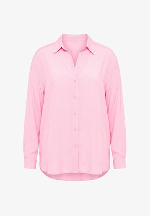 Camisa de manga larga rosa claro con botones, cuello, puños remangados y un dobladillo ligeramente curvado, mostrada sobre fondo blanco.