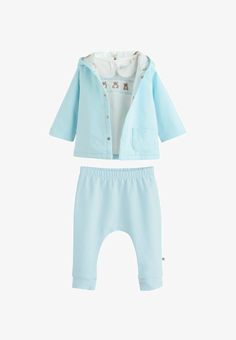 Hellblaues Baby-Outfit mit Jacke, die Bärendesigns auf dem Innenshirt zeigt, und passenden gestreiften Hosen mit elastischem Bund.