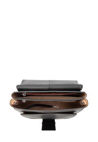 Czarna skórzana torba o gładkim wykończeniu, wyposażona w klapę zapiętą na zakładkę, kieszenie wewnętrzne oraz kontrastową czerwoną podszewkę dodającą detali.