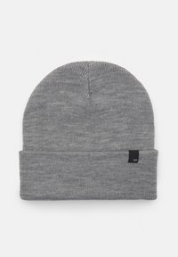 Grå stickad beanie gjord av mjukt material, med en vikbar kant; inkluderar en liten logotagg på sidan för extra detalj.
