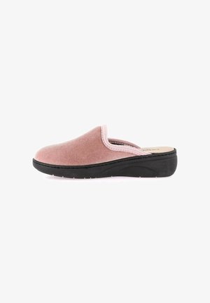Scarpa slip-on in tessuto rosa con punta arrotondata e bordi cuciti, suola in gomma nera e tacco basso. Texture liscia complessiva.