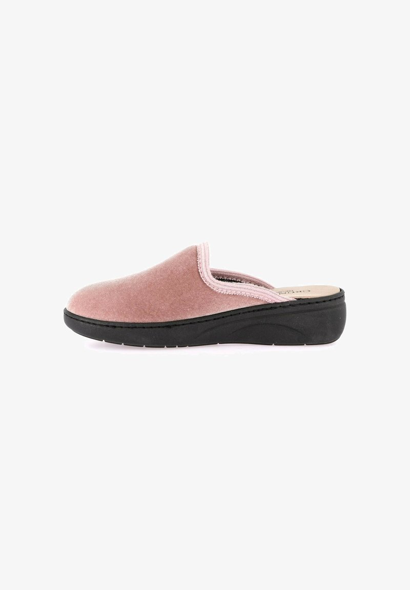 Scarpa slip-on in tessuto rosa con punta arrotondata e bordi cuciti, suola in gomma nera e tacco basso. Texture liscia complessiva.
