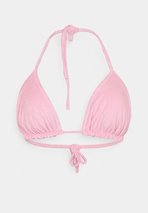 Top de biquíni triangular rosa com tecido suave e texturizado. Possui laços ajustáveis no pescoço e nas costas para um ajuste personalizável. Sem enchimento.