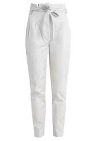 Lichtgrijze taillehoogte broek met plooien en een bijpassende strikriem. Glad materiaal met een nette afwerking en toelopende broekspijpen.