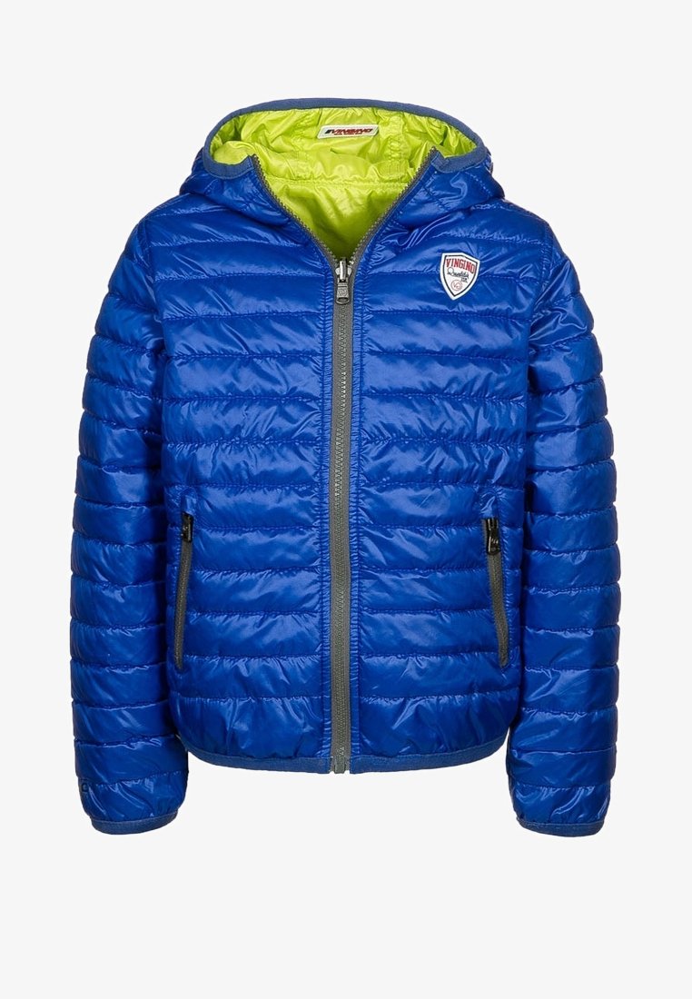 Doudoune bleue avec des coutures horizontales, fermetures éclair grises et une doublure intérieure verte. Dispose d'une capuche et de poches latérales. Patch sur la poitrine.