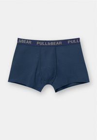 Navy plave bokserice izrađene od glatkog materijala s uskim dizajnom, sa sivom elastičnom trakom na struku na kojoj piše "PULL&BEAR".