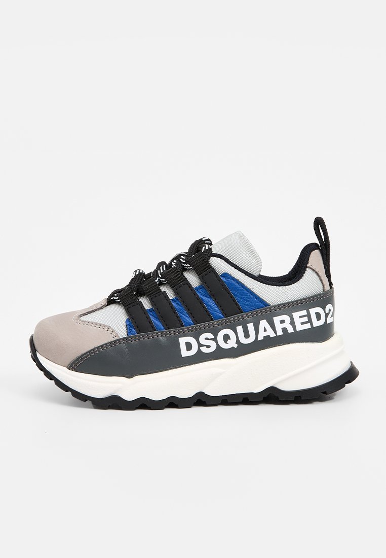 Sneaker grigia, blu e nera con collo imbottito, chiusura con lacci e un logo bianco prominente sul lato. Materiali testurizzati e suola in gomma.