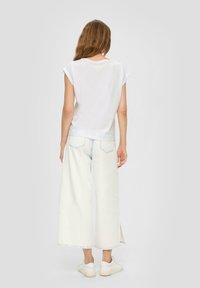 s.Oliver ÜBERSCHNITTENEN SCHULTERN IM RELAXED FIT - Print T-shirt - weiß