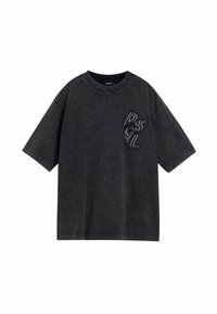 Camiseta negra de gran tamaño hecha de algodón suave, con mangas cortas, cuello redondo y detalle de logo en relieve en el lado izquierdo del pecho.