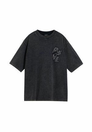 Sort oversized T-shirt lavet af blød bomuld, med korte ærmer, en rund halsudskæring og præget logo detaljer på venstre bryst.
