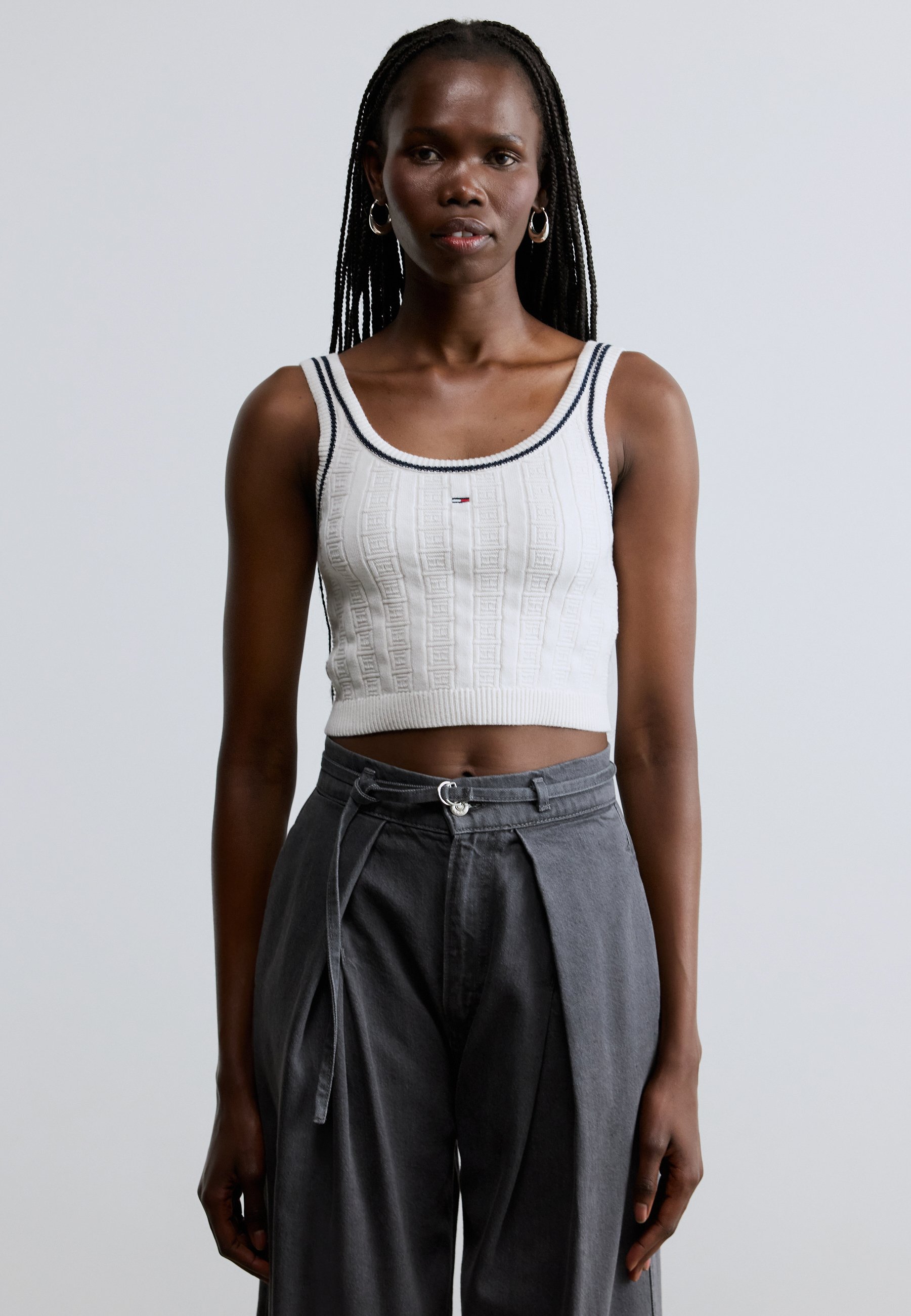 Tommy Jeans FLAG CABLE KNIT CROPPED TANK TOP - Top - ancient white