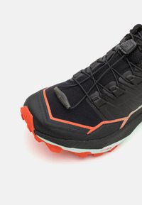 Salomon THUNDERCROSS  - Turistické topánky - black/cherry tomato/electric green